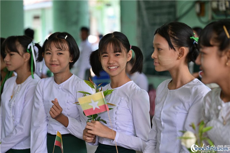 莱达雅第14中学学生在欢迎仪式上炒股配资平台。人民网记者谢佳君摄